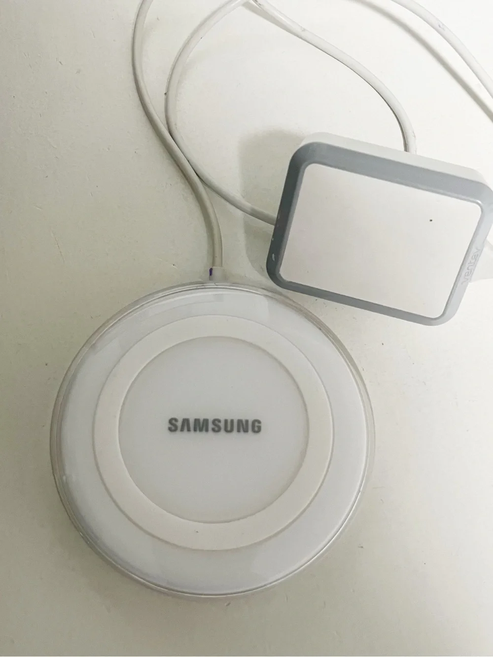 Samsung White Pearl Wireless Charging Pad, specifically model EP-PG920I